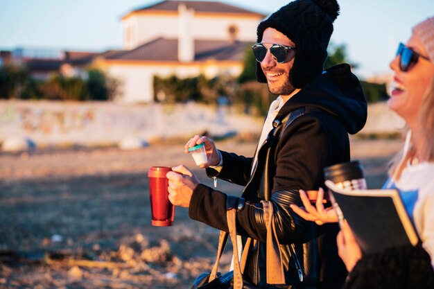 Couple gai avec thermos