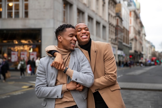 Photo gratuite couple gay affectueux et maladroit dans une rue de la ville