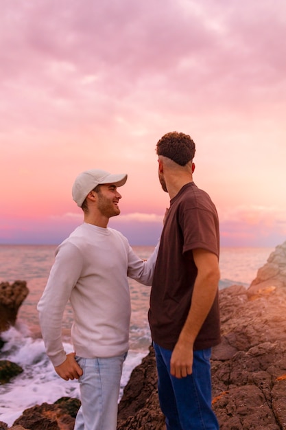 Photo gratuite couple gay affectueux passant du temps ensemble sur la plage