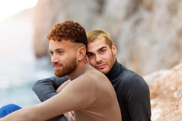 Photo gratuite couple gay affectueux et passer du temps ensemble sur la plage