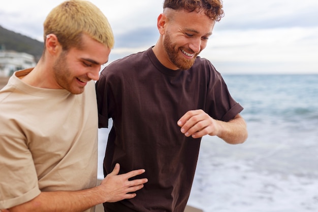 Photo gratuite couple gay affectueux et passer du temps ensemble sur la plage