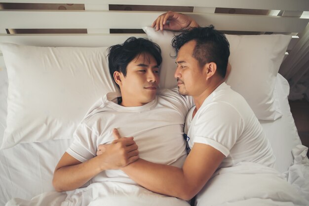 Couple Gay Amour temps sur le lit