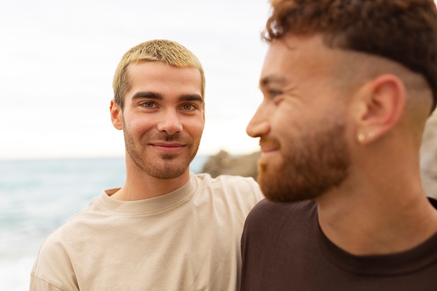 Photo gratuite couple gay passer du temps ensemble sur la plage
