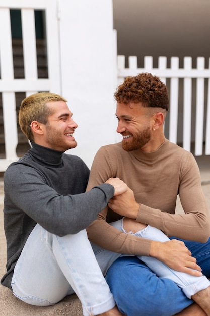 Photo gratuite couple gay passer du temps ensemble sur la plage