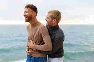 Photo gratuite couple gay passer du temps ensemble sur la plage