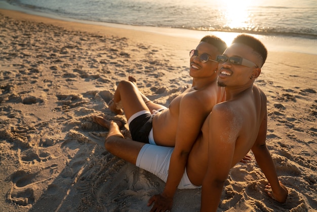 Photo gratuite couple gay sur la plage