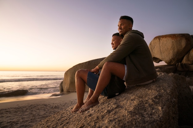 Photo gratuite couple gay sur la plage