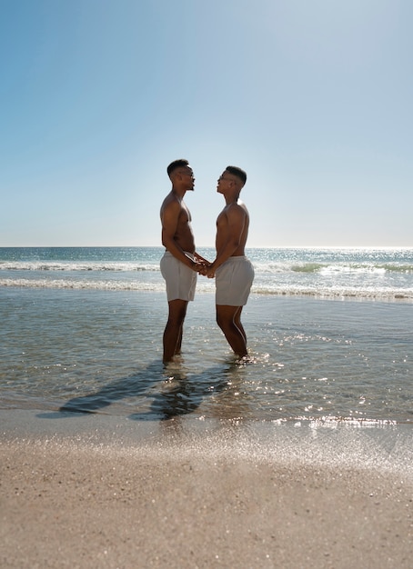 Couple gay sur la plage