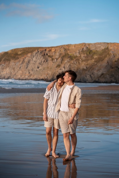 Photo gratuite couple gay plein coup à la plage