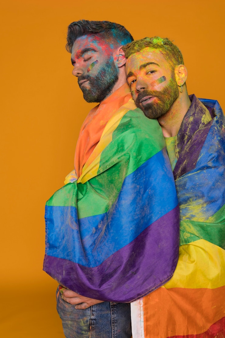 Photo gratuit couple gay en poudre arc-en-ciel