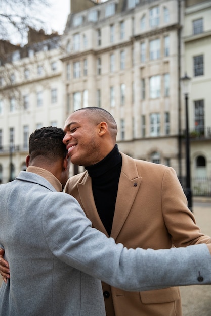 Photo gratuite couple gay à un rendez-vous dans la ville montrant de l'affection