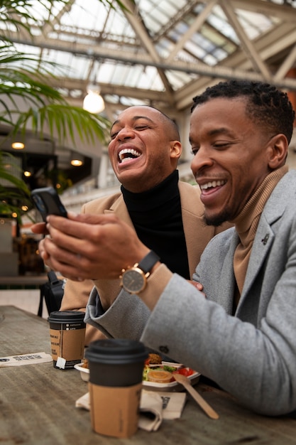 Couple gay à un rendez-vous en ville