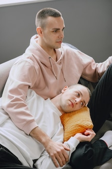 Couple Gay Se Détendre Sur Le Canapé Photo Premium