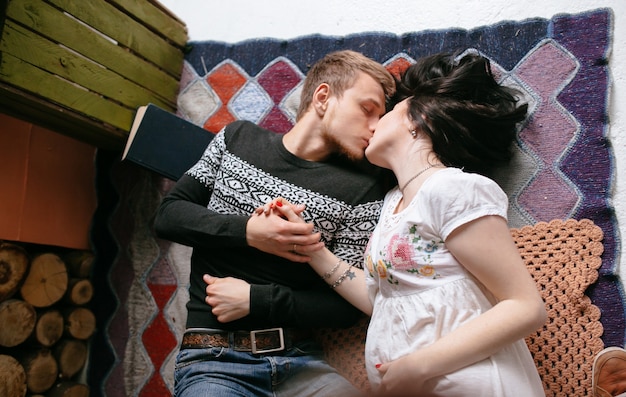 Couple gentil s&#39;embrassant sur un tapis