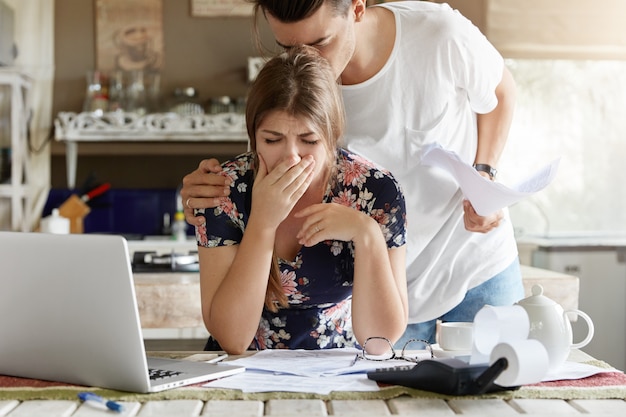 Photo gratuite couple gérant le budget ensemble dans la cuisine