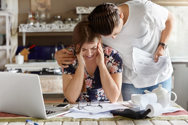 Photo gratuite couple gérant le budget ensemble dans la cuisine