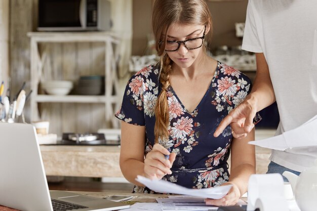 Couple gérant le budget ensemble dans la cuisine