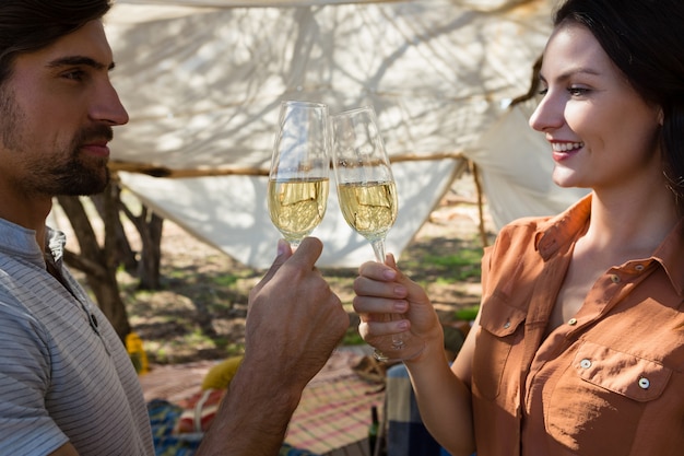 Couple, grillage, flûtes champagne