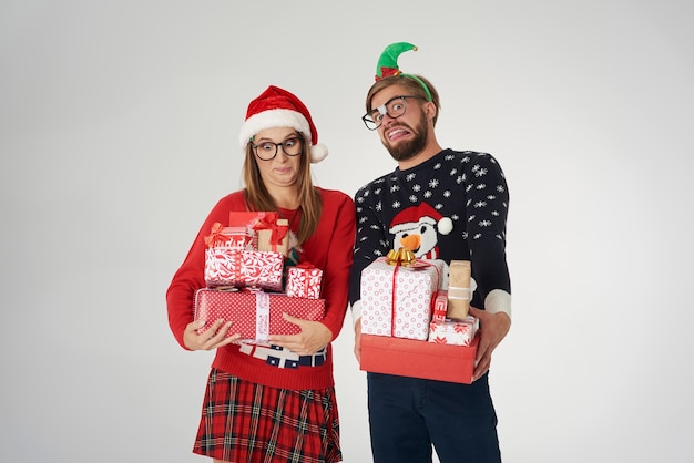 Couple avec grosse pile de cadeaux de Noël