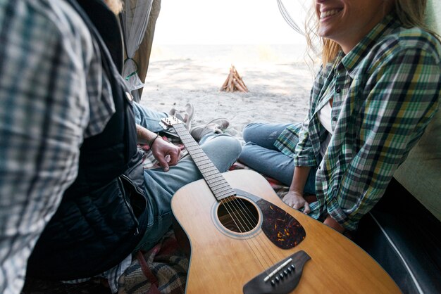 Couple et guitare sous tente