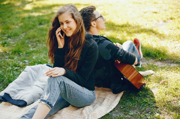 Couple avec une guitare