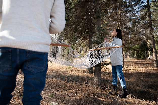 Photo gratuite couple avec hamac à l'extérieur