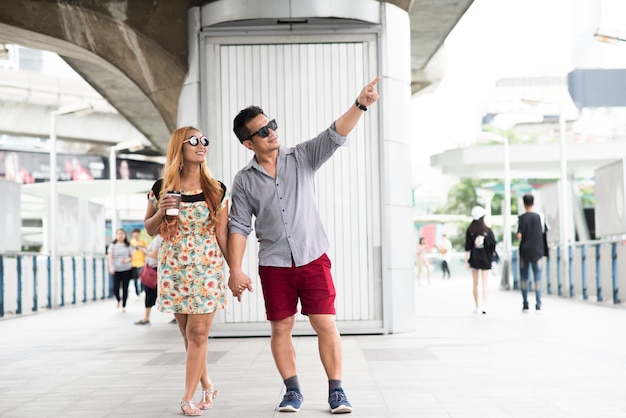 Couple heureux en amour marchant dans la rue