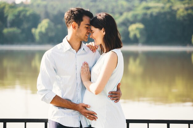 Couple heureux en attendant un bébé, anticipant le rôle des parents