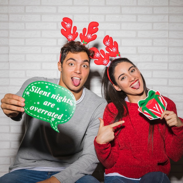 Couple heureux avec des autocollants de Noël