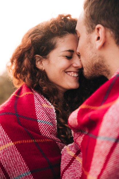 Couple heureux ayant un moment de tendresse