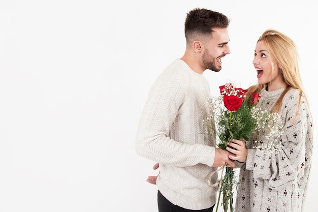 Couple heureux avec beau bouquet