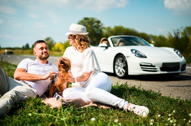 Couple heureux avec un beau chien