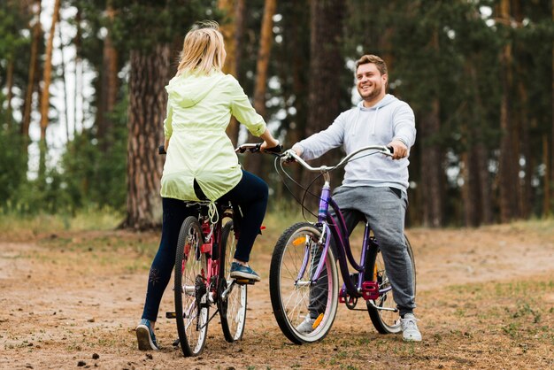 Couple heureux sur les bicyclettes