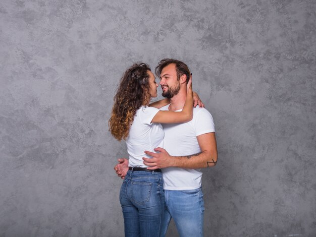 Couple heureux en blanc