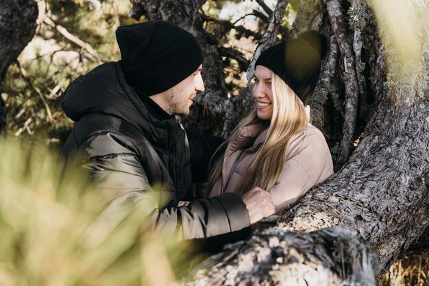 Couple heureux coup moyen dans la nature