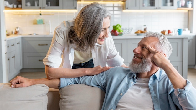 Couple heureux coup moyen à l'intérieur