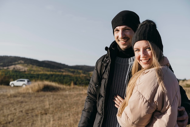 Couple heureux coup moyen posant