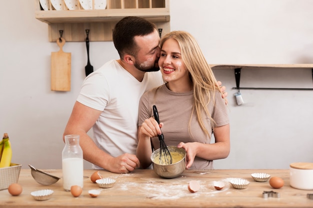 Photo gratuite couple heureux cuisine ensemble