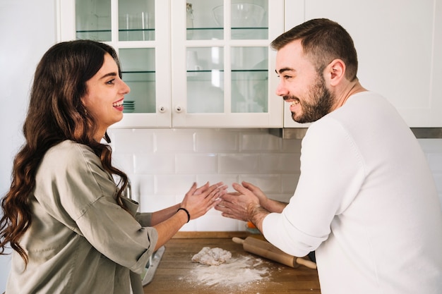 Couple heureux cuisiner ensemble