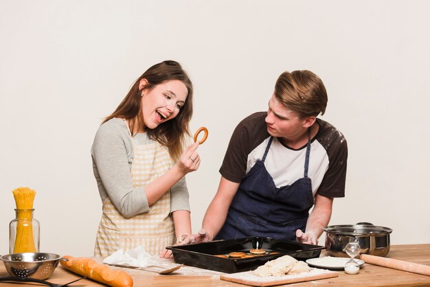 Couple heureux de cuisson des bagues de pain