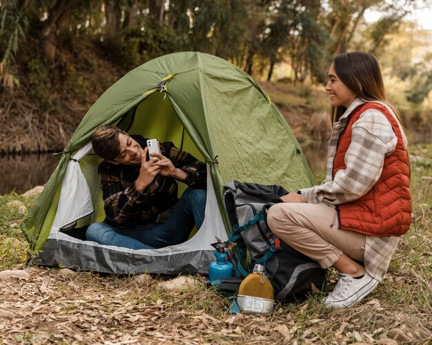 Couple heureux dans la forêt à prendre des photos