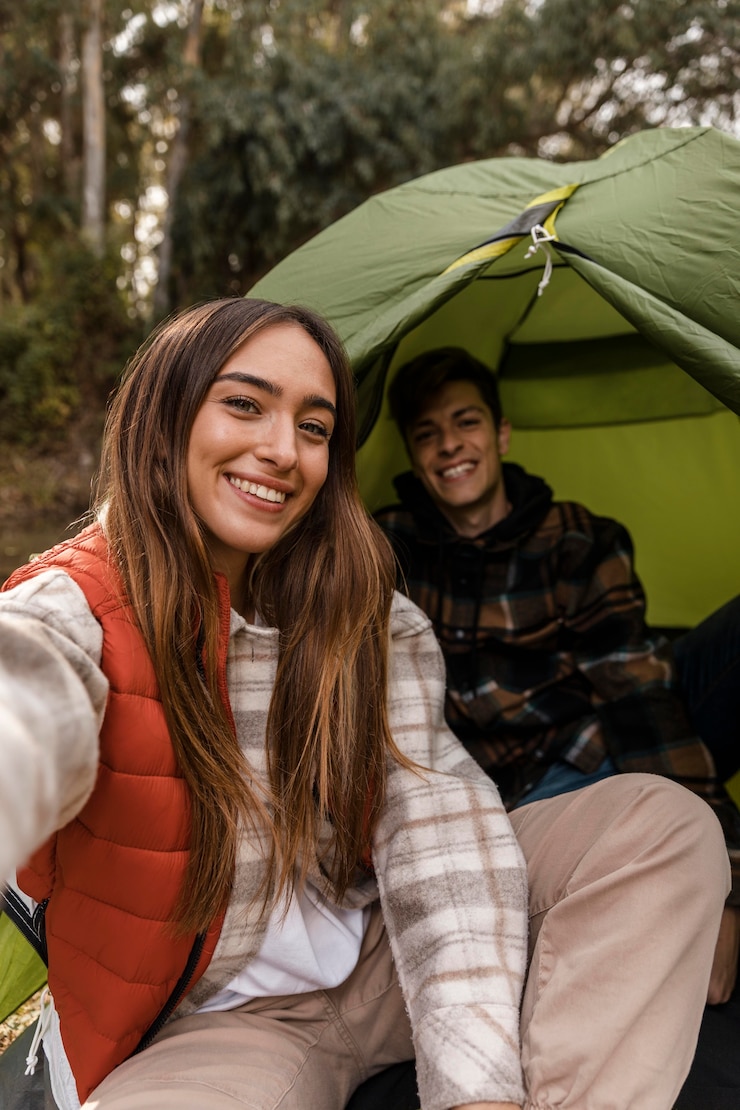 Photo gratuit couple heureux dans la forêt sous tente
