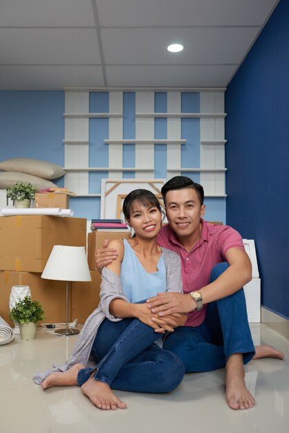 Couple heureux dans la nouvelle maison