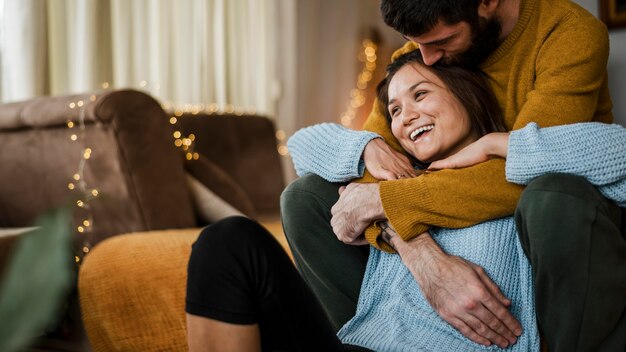 Couple heureux dans le salon