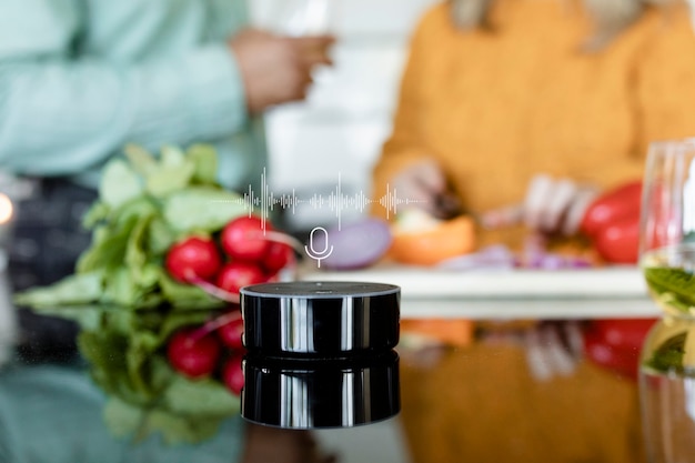 Couple heureux, écouter de la musique dans la cuisine