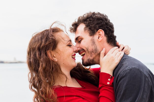 Couple heureux embrassant sur le bord de mer