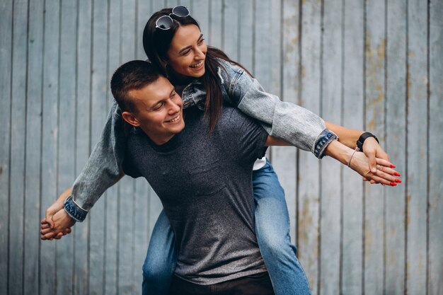 Couple heureux ensemble dans le parc