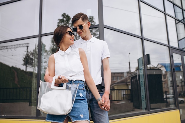 Couple heureux ensemble dans la ville