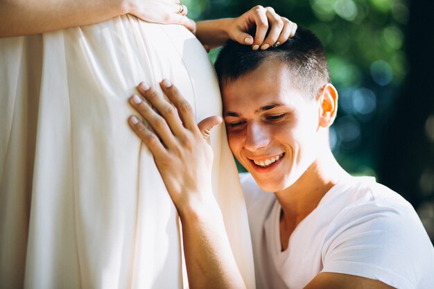 Couple heureux expiant un bébé, gros plan ventre