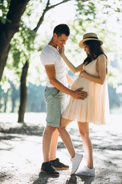 Couple heureux expiant un bébé